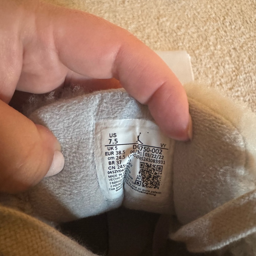 Women’s Air Jordan 1 Low SE Sherpa Fleece - Picture 5 of 11